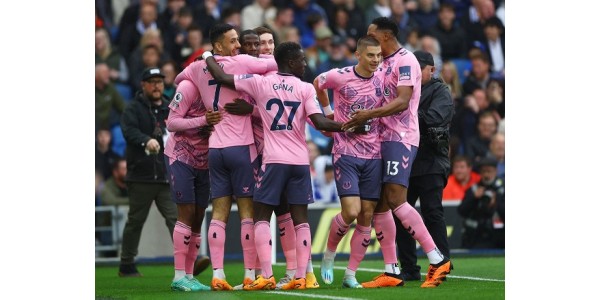 Rosa trøye gir seiersglede til Everton